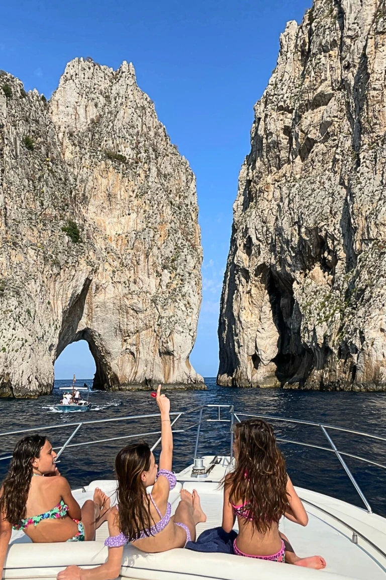 Plavba lodí v Capri