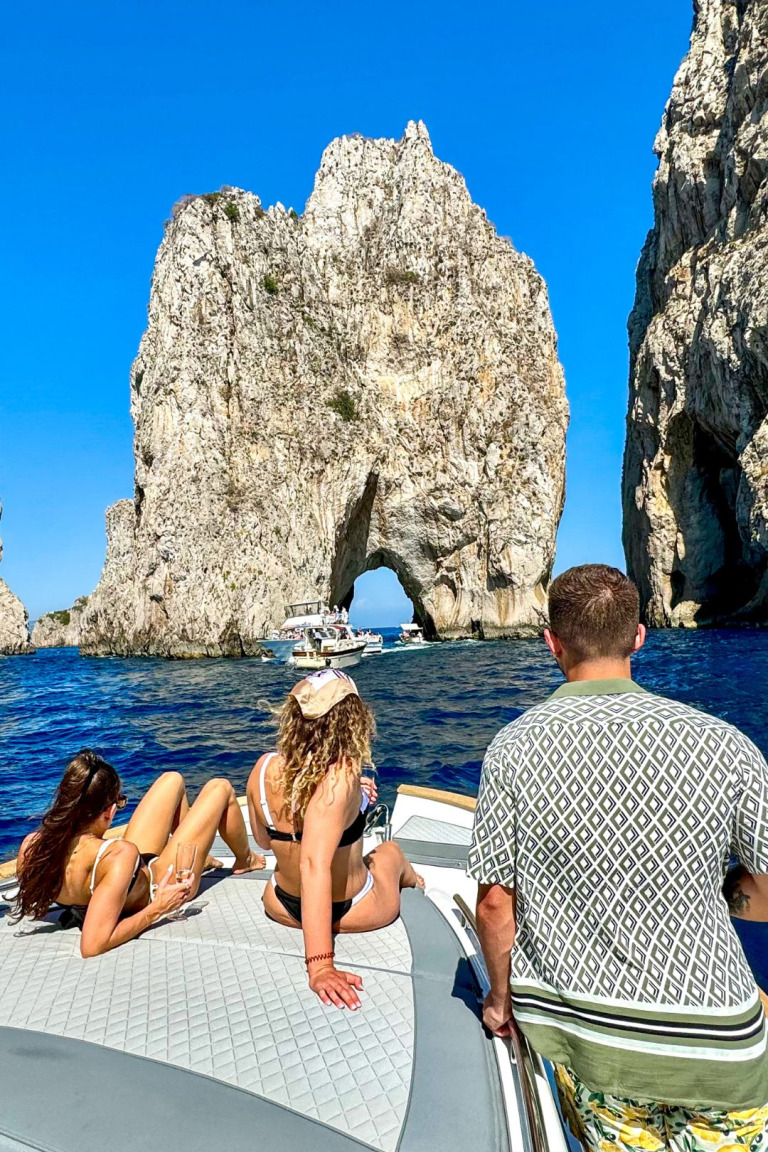 Tour en Barco por Capri con Lancha Rápida