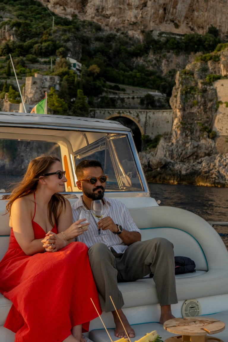 Tour Romántico al Atardecer en la Costa de Amalfi en Barco