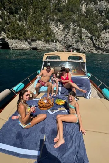 Family boat trip in Positano