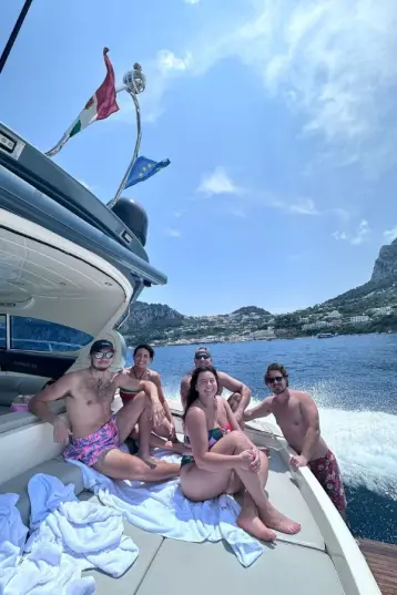 Tour by boat in Positano with friends